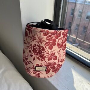 Brand New Gucci Beauty Cosmetic Make Up Pouch Floral Pink Cream Bucket Bag